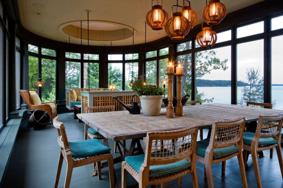 Immagine di una veranda stile marinaro con soffitto classico e pavimento grigio