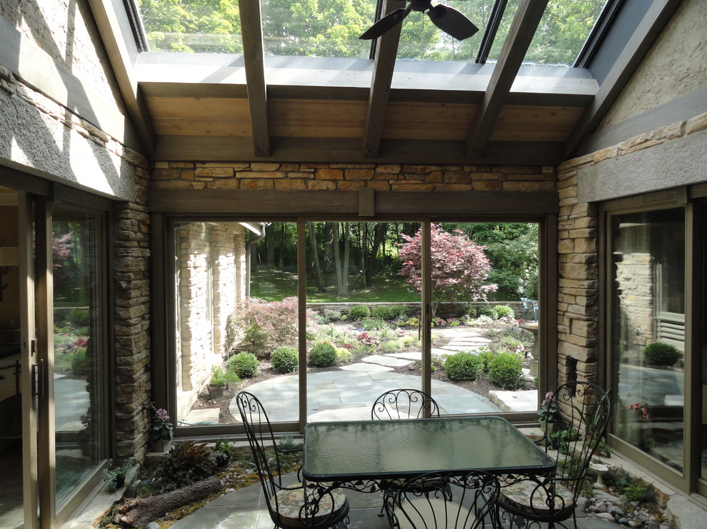 Источник вдохновения для домашнего уюта: терраса среднего размера в стиле кантри с бетонным полом и потолочным окном без камина