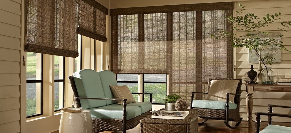 Foto di una veranda eclettica di medie dimensioni con parquet scuro, pavimento marrone e soffitto classico
