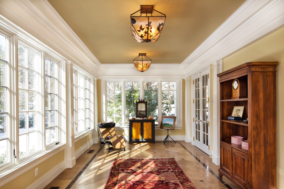 Ispirazione per un'ampia veranda classica con pavimento in travertino, soffitto classico e pavimento beige