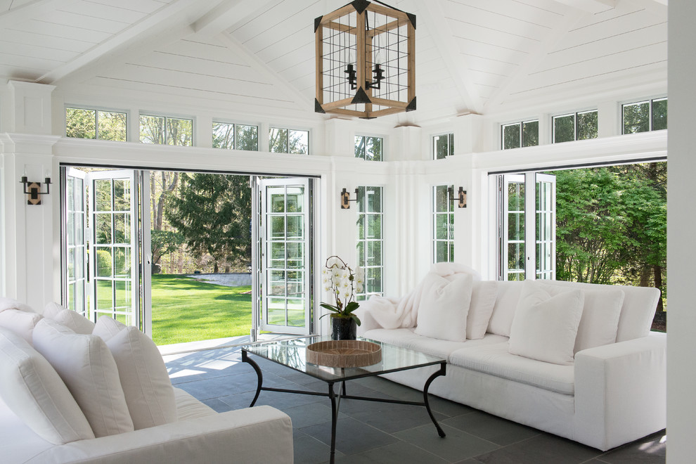 Idee per una grande veranda stile marino con soffitto classico e pavimento grigio