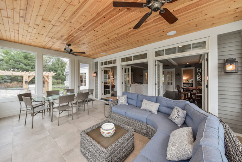 Esempio di una grande veranda stile americano con pavimento con piastrelle in ceramica e soffitto classico