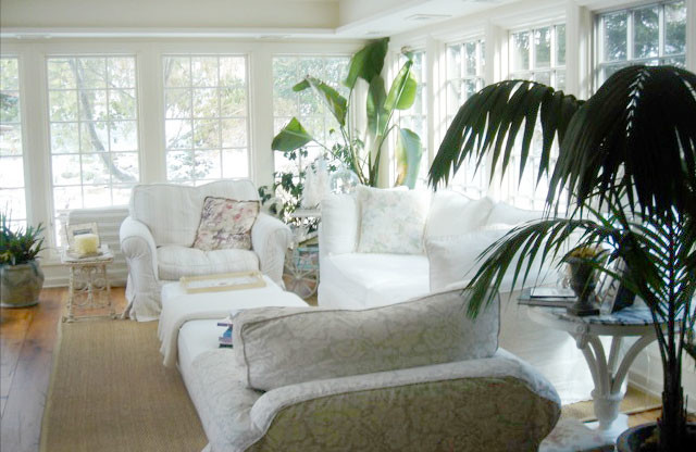 Aménagement d'une véranda romantique de taille moyenne avec parquet clair, aucune cheminée, un plafond standard et un sol beige.