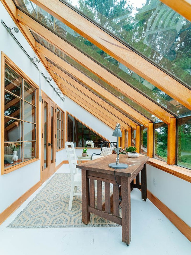 Стильный дизайн: терраса в морском стиле с стеклянным потолком и серым полом без камина - последний тренд