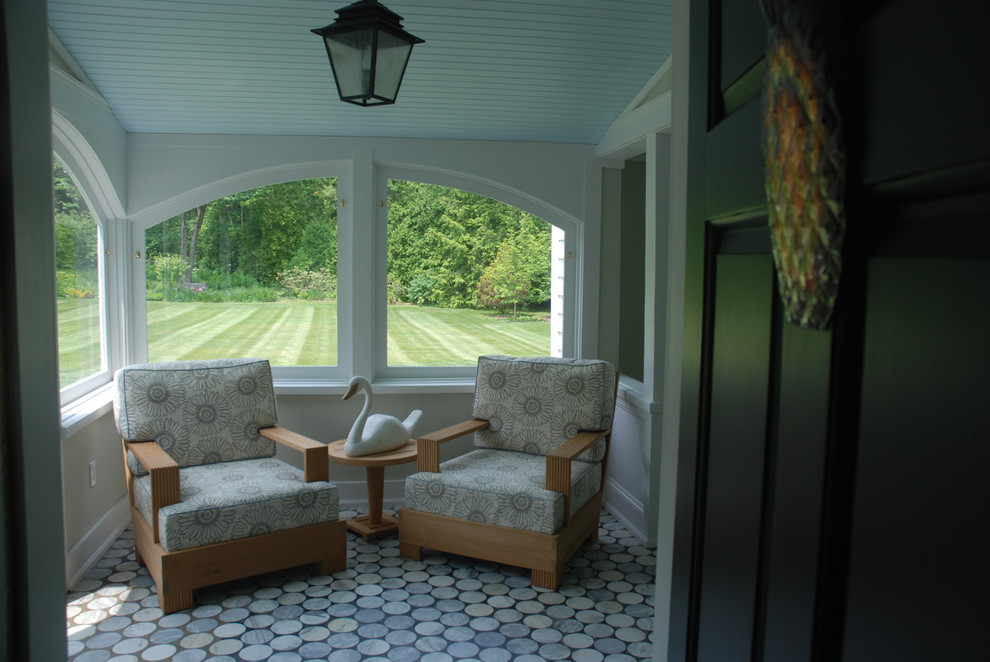 Foto di una veranda classica di medie dimensioni con nessun camino, soffitto classico e pavimento in marmo