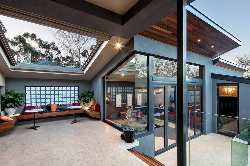 Стильный дизайн: большая терраса в современном стиле с стеклянным потолком без камина - последний тренд