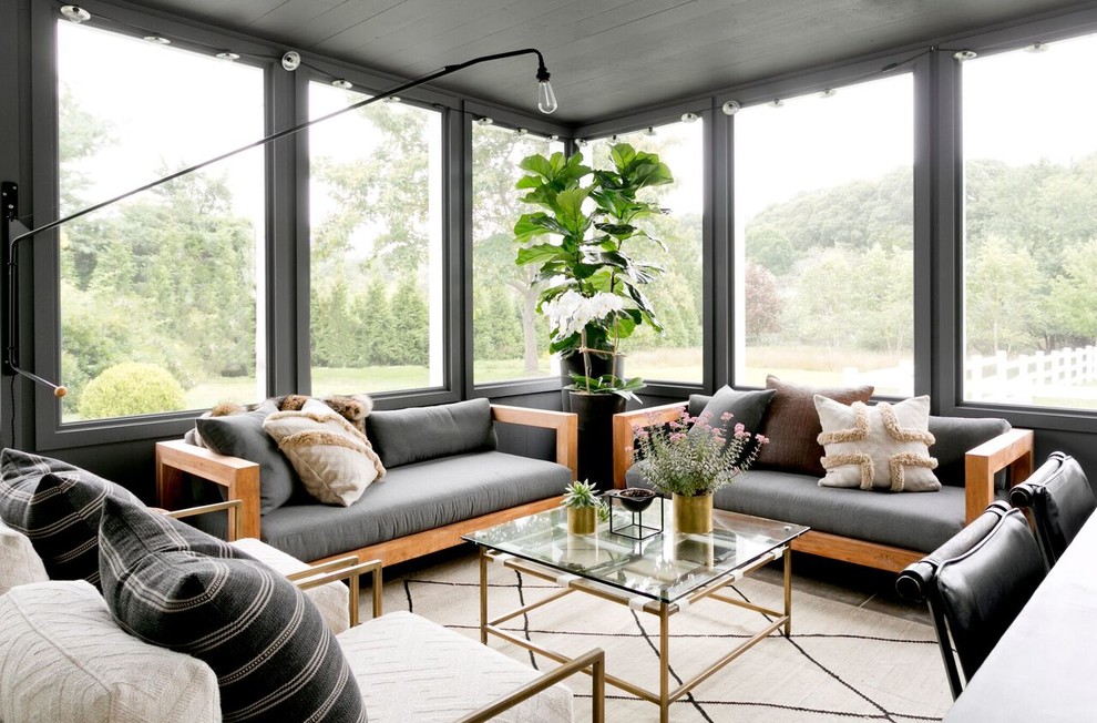 Immagine di una grande veranda country con pavimento in cemento, soffitto classico e pavimento grigio