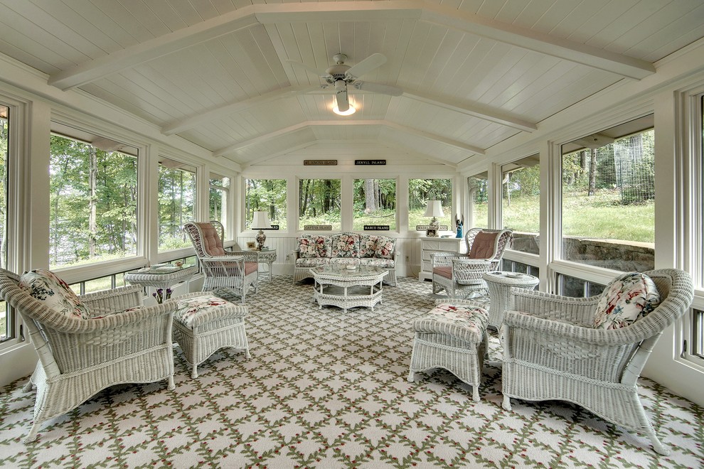 Idee per una grande veranda tradizionale con moquette e soffitto classico
