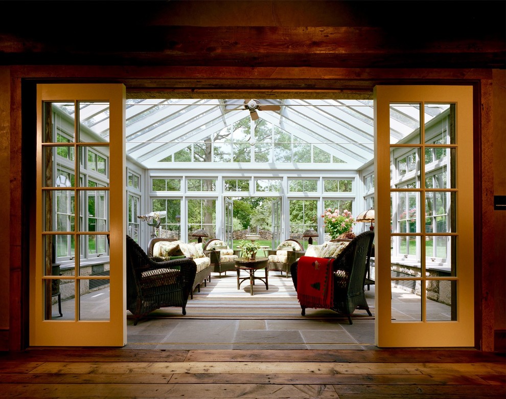 Diseño de galería de estilo de casa de campo con suelo de baldosas de cerámica y techo de vidrio