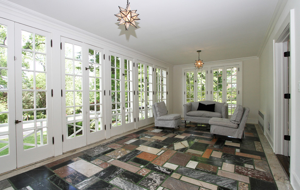 Mittelgroßer Eklektischer Wintergarten mit Keramikboden und normaler Decke in New York