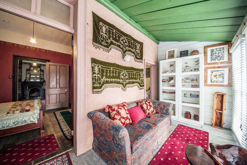 Immagine di una piccola veranda bohémian con pavimento in legno verniciato e soffitto classico