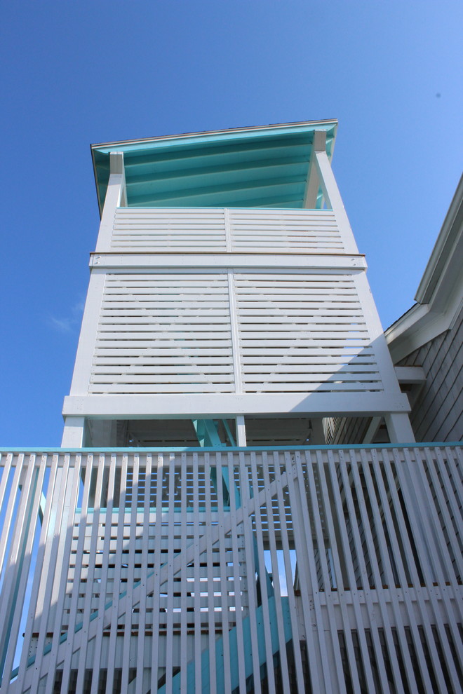 На фото: терраса в морском стиле с деревянным полом