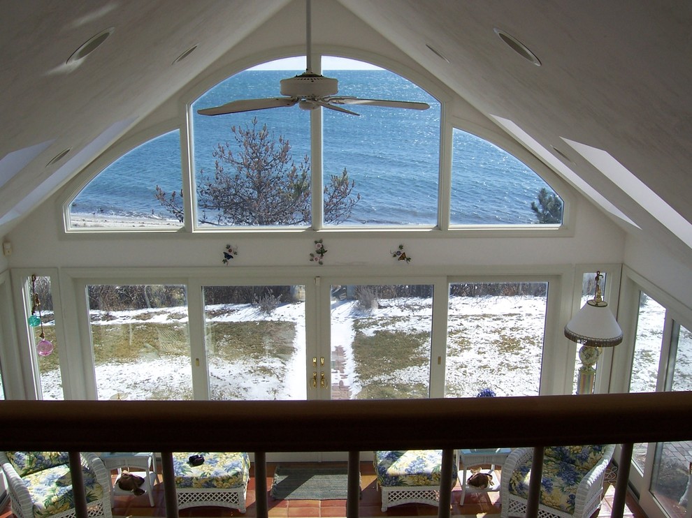 Idéer för mellanstora maritima uterum, med klinkergolv i terrakotta, takfönster och brunt golv