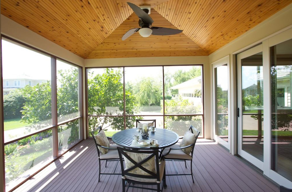 Foto di una grande veranda costiera con pavimento in legno verniciato, soffitto classico e pavimento marrone