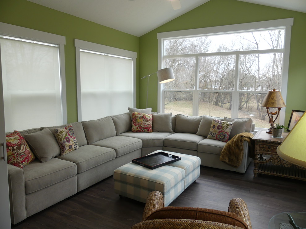 Immagine di una veranda american style di medie dimensioni con pavimento in legno massello medio, soffitto classico e pavimento marrone