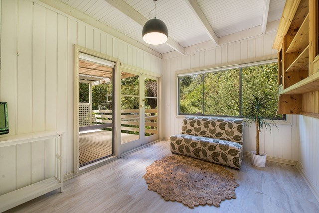 Idee per una veranda country di medie dimensioni con pavimento in linoleum, soffitto classico e pavimento marrone
