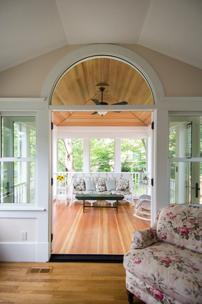 Esempio di una veranda vittoriana di medie dimensioni con parquet chiaro, camino classico, cornice del camino piastrellata e soffitto classico