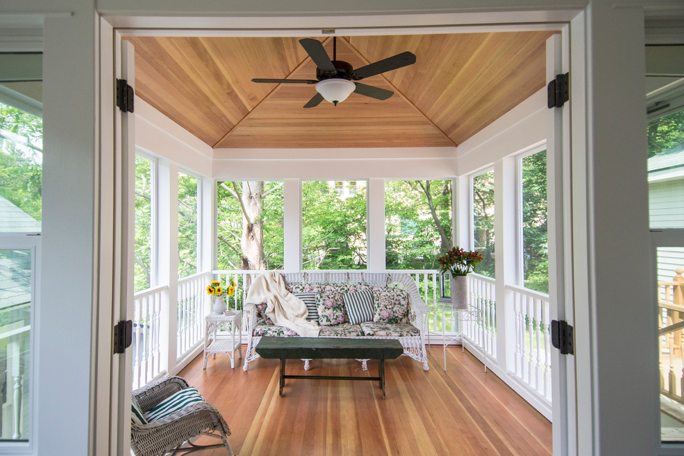 Esempio di una veranda vittoriana di medie dimensioni con parquet chiaro, camino classico e soffitto classico