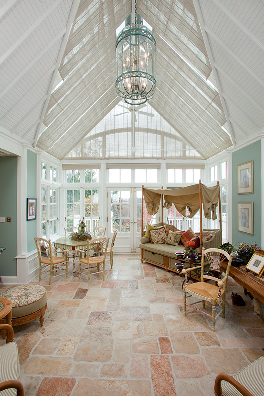 Immagine di un'ampia veranda tradizionale con pavimento in marmo e soffitto in vetro