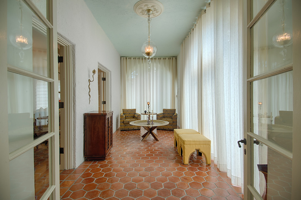 На фото: терраса в средиземноморском стиле с полом из терракотовой плитки, стандартным потолком и оранжевым полом