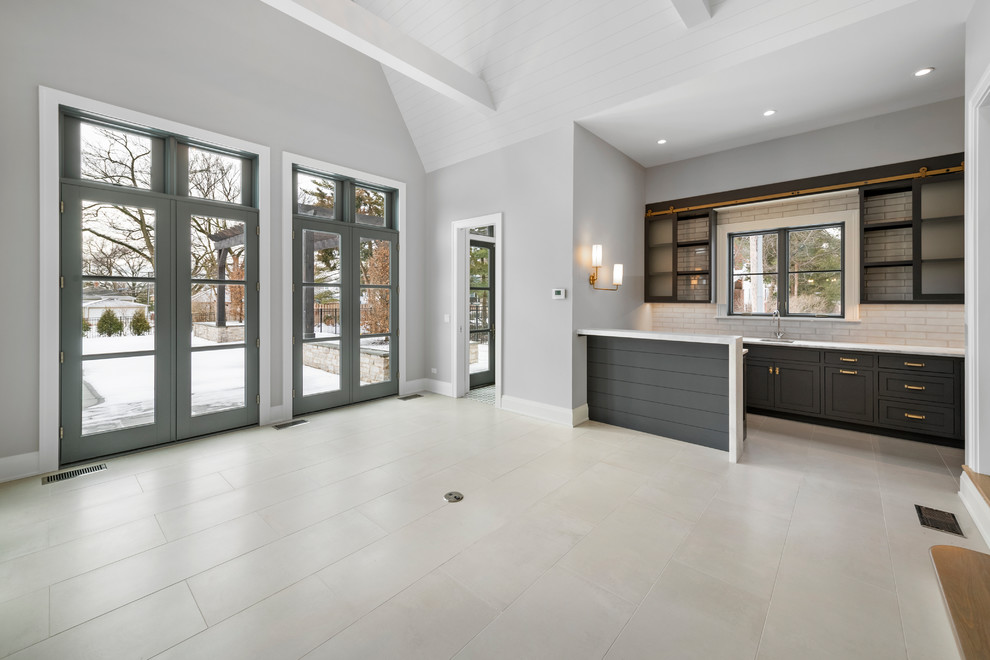 Ispirazione per un'ampia veranda classica con pavimento in gres porcellanato e pavimento bianco