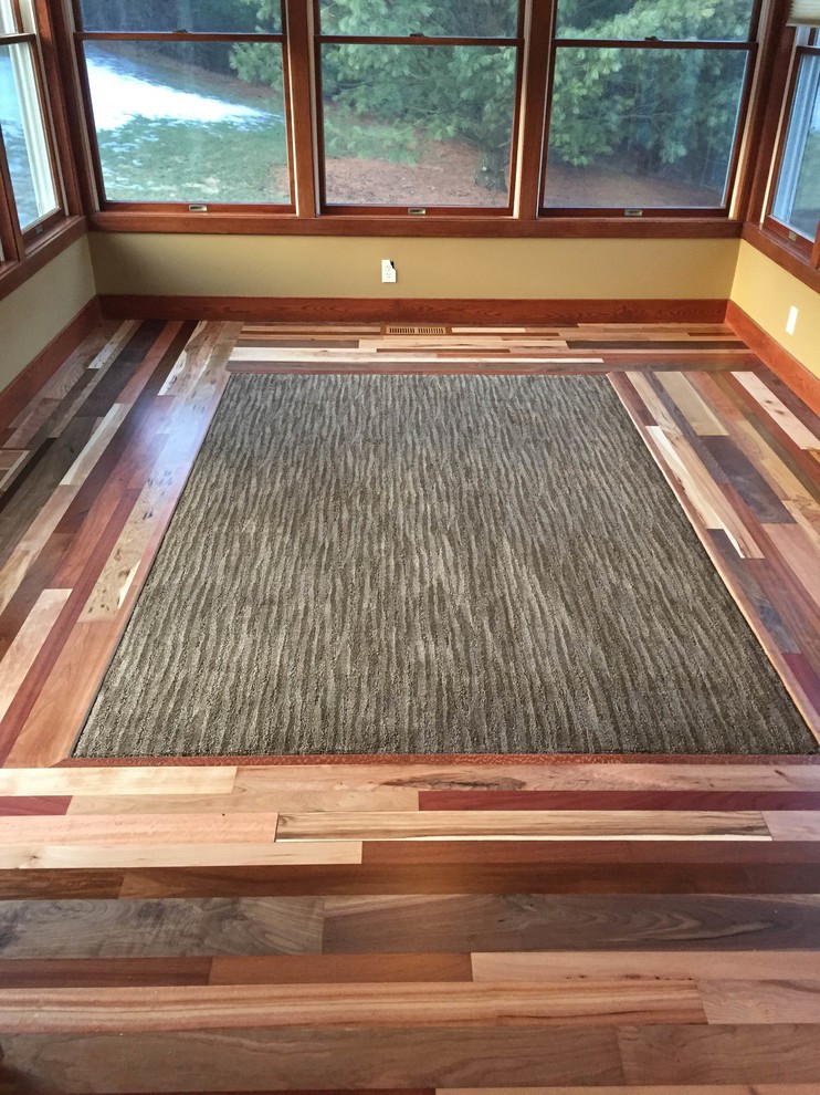 Exempel på ett mellanstort klassiskt uterum, med mellanmörkt trägolv och brunt golv