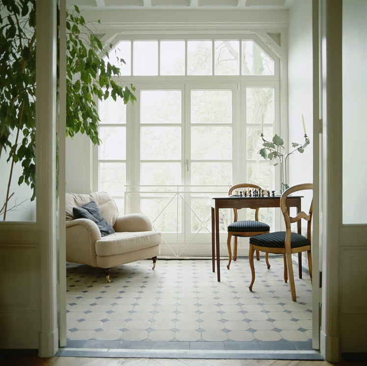 Ispirazione per una piccola veranda tradizionale con pavimento con piastrelle in ceramica, soffitto classico e pavimento beige