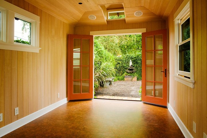 Idee per una veranda di medie dimensioni con pavimento in sughero e soffitto classico