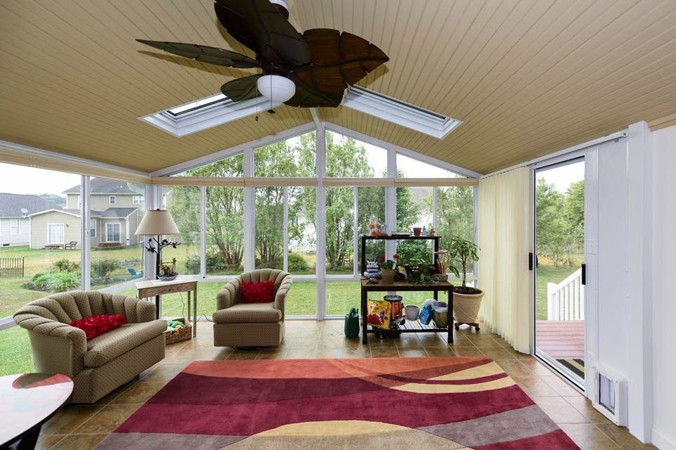 Idee per una veranda minimal di medie dimensioni con pavimento in travertino, lucernario e pavimento beige