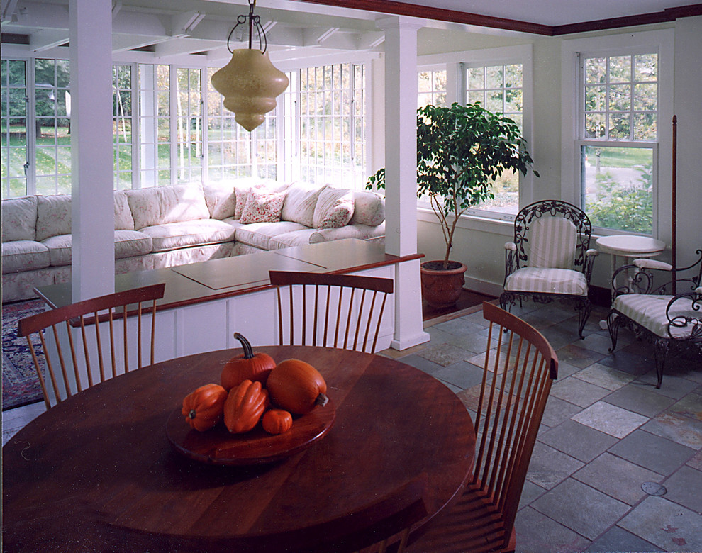 На фото: терраса среднего размера в современном стиле с полом из керамической плитки, стандартным потолком и серым полом без камина с
