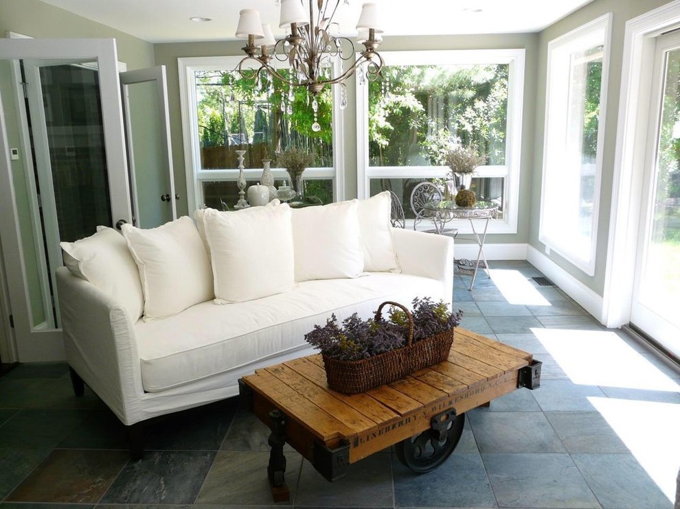 Esempio di una veranda stile shabby di medie dimensioni con pavimento in ardesia, soffitto classico e pavimento grigio