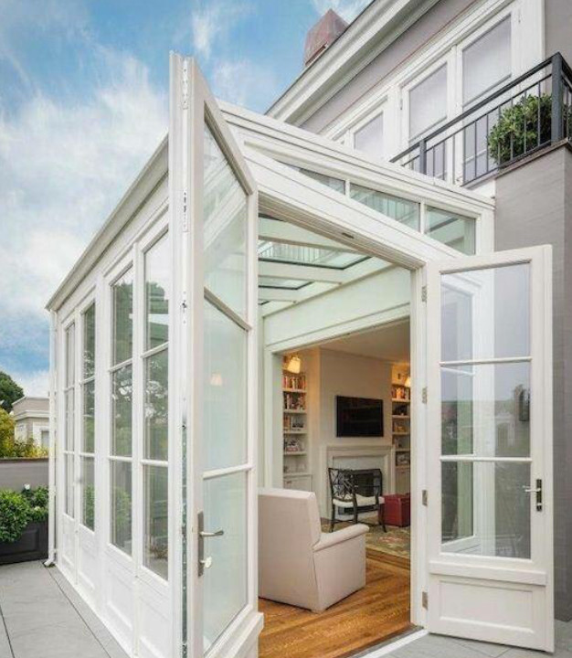Пример оригинального дизайна: маленькая терраса в классическом стиле с паркетным полом среднего тона, бежевым полом и стеклянным потолком для на участке и в саду