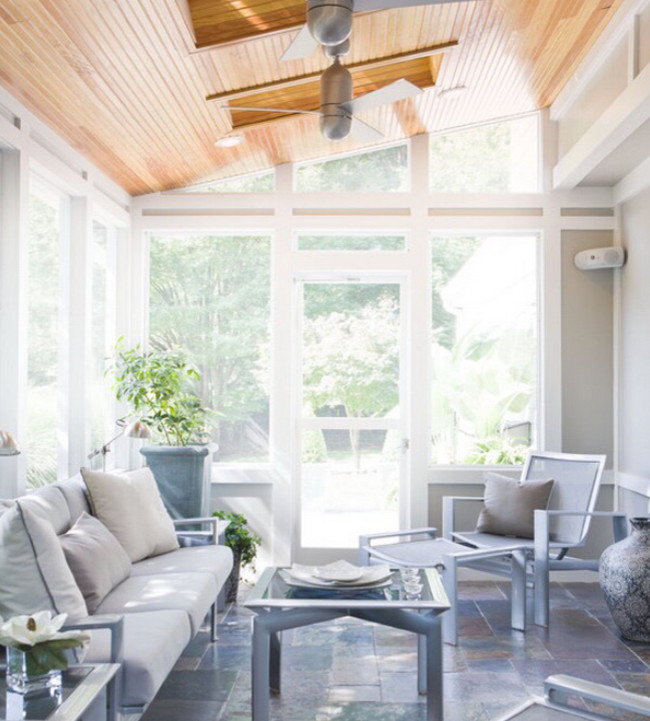 Immagine di una piccola veranda chic con pavimento in ardesia, lucernario e pavimento grigio