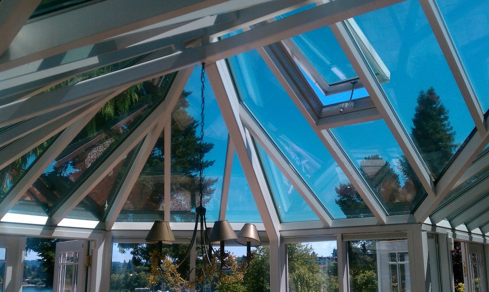 Идея дизайна: терраса среднего размера в стиле неоклассика (современная классика) с потолочным окном без камина