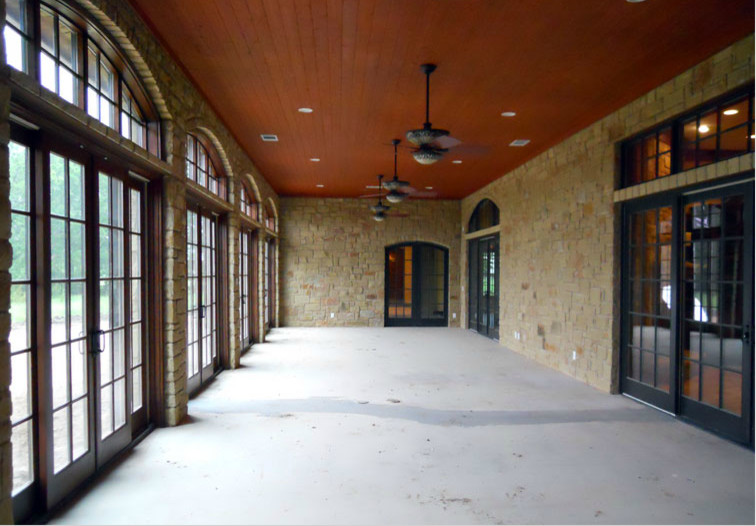 На фото: большая терраса в стиле фьюжн с бетонным полом и стандартным потолком без камина
