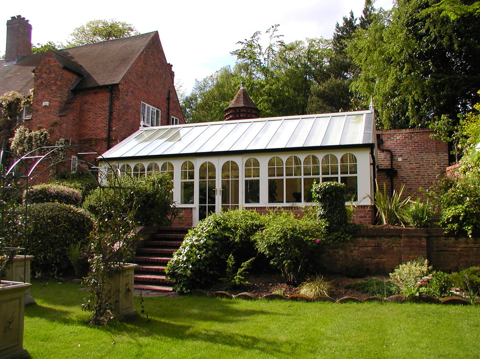 Idee per un'ampia veranda classica con soffitto in vetro