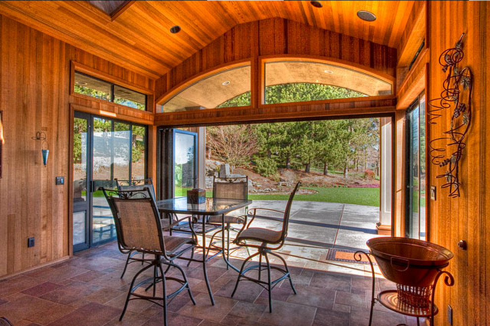 Foto di una grande veranda tradizionale con pavimento in terracotta e lucernario