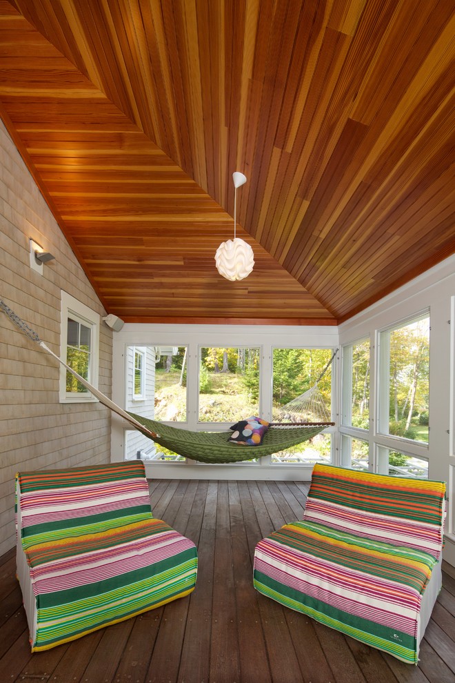 Immagine di una veranda design di medie dimensioni con pavimento in legno massello medio, nessun camino, soffitto classico e pavimento marrone