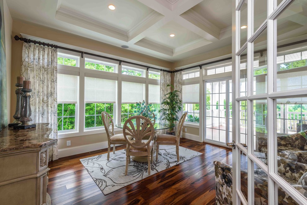 Foto di una veranda classica con pavimento in legno massello medio e soffitto classico