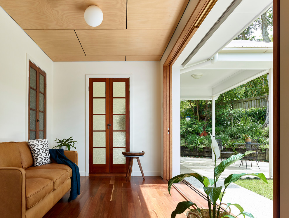 Foto di una piccola veranda design con parquet scuro, nessun camino, soffitto classico e pavimento marrone