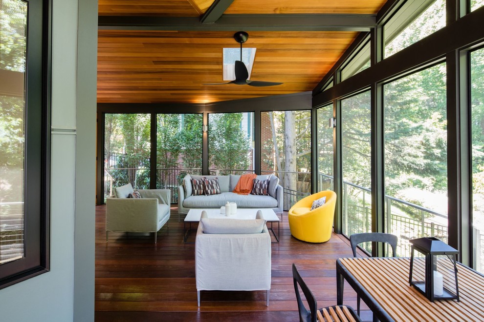 Foto di una veranda contemporanea di medie dimensioni con parquet scuro, nessun camino e soffitto classico
