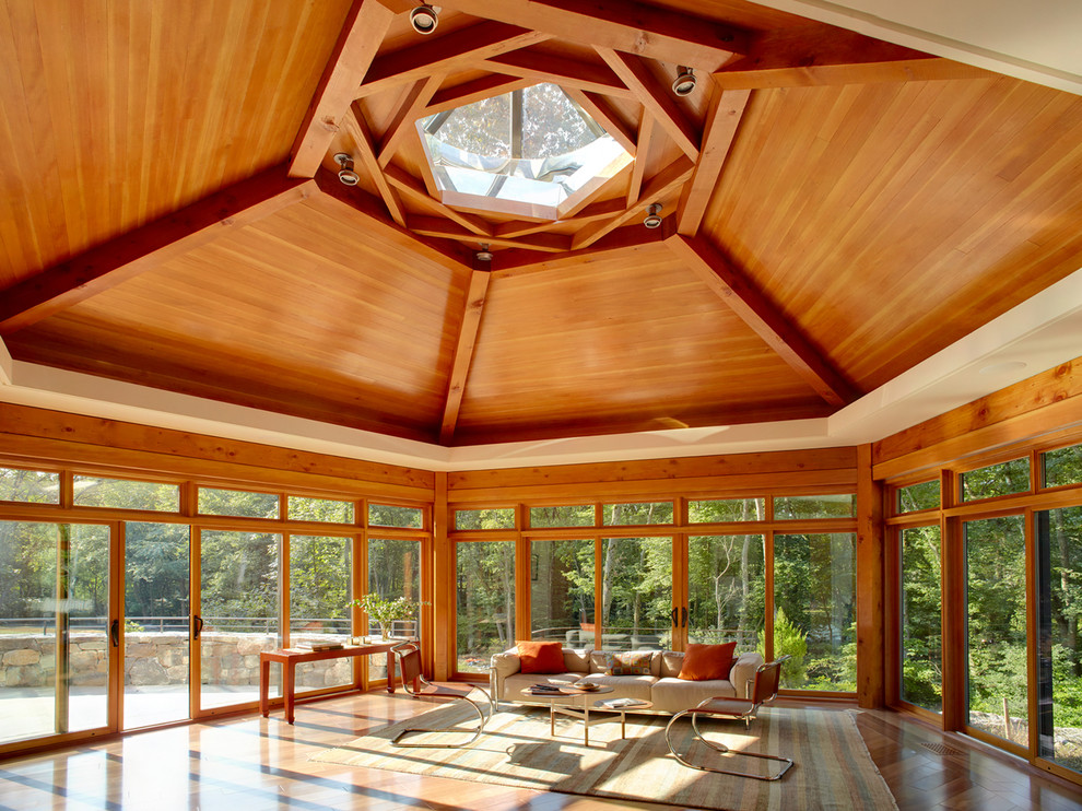 Foto di un'ampia veranda contemporanea con pavimento in legno massello medio, lucernario e pavimento marrone