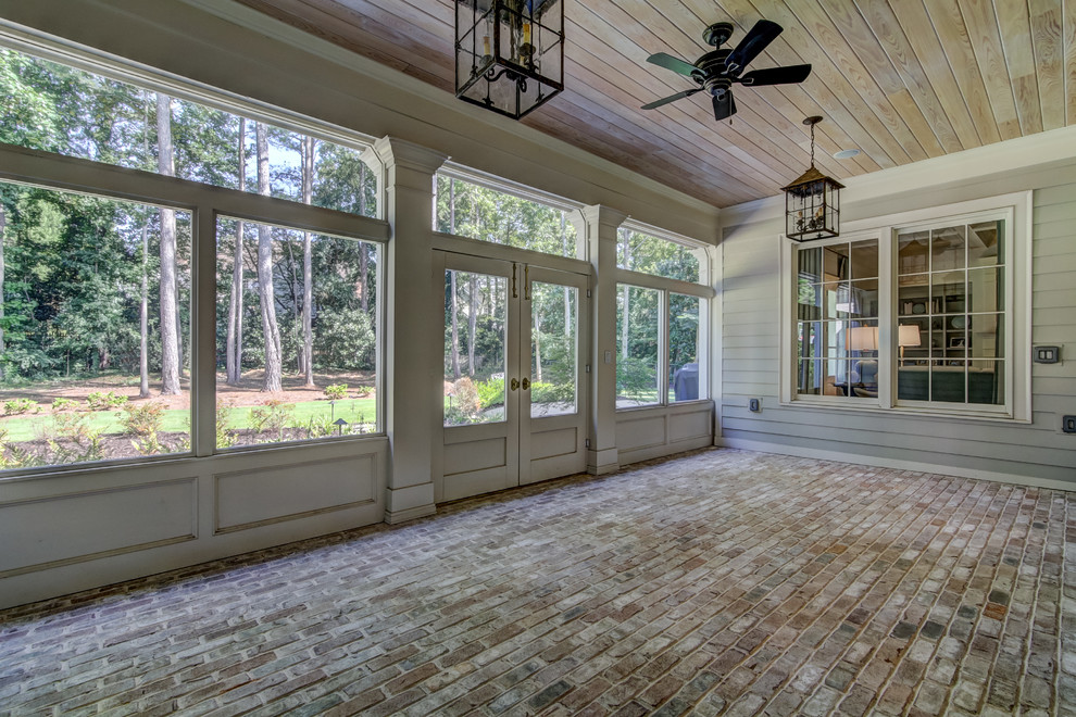Idee per una grande veranda tradizionale con pavimento in mattoni, nessun camino, soffitto classico e pavimento marrone