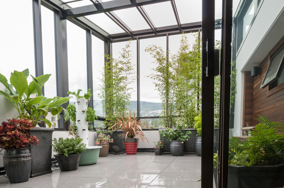 Mittelgroßer Moderner Wintergarten mit Porzellan-Bodenfliesen, Glasdecke und grauem Boden in Vancouver