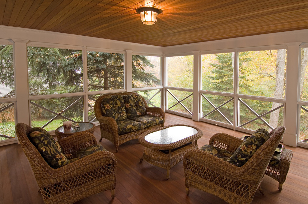 Exemple d'une véranda chic de taille moyenne avec un sol en bois brun, aucune cheminée, un plafond standard et un sol marron.
