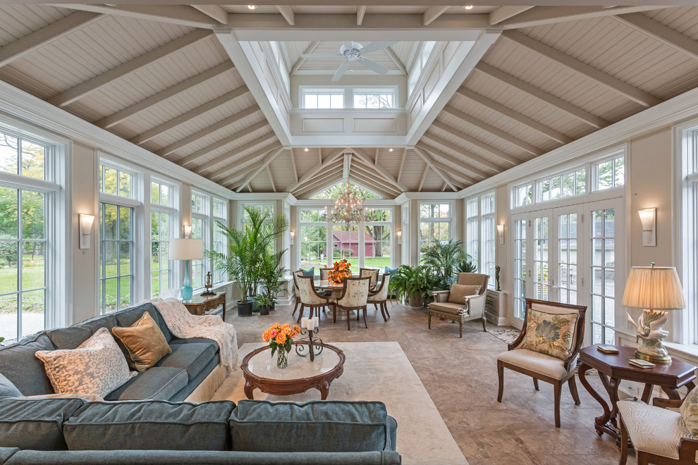 Пример оригинального дизайна: большая терраса в классическом стиле с полом из керамической плитки, потолочным окном и коричневым полом без камина