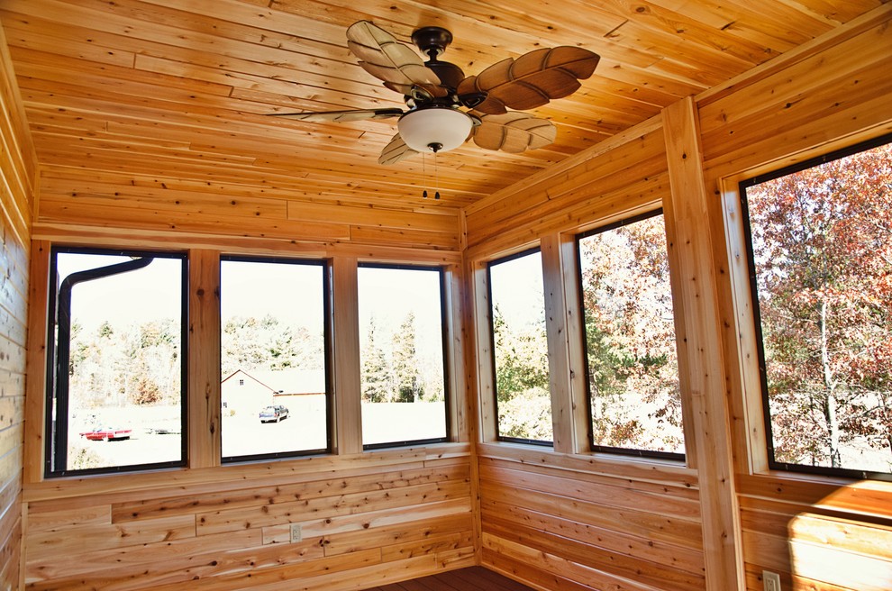 Esempio di una veranda american style di medie dimensioni con pavimento in legno massello medio, nessun camino, soffitto classico e pavimento marrone