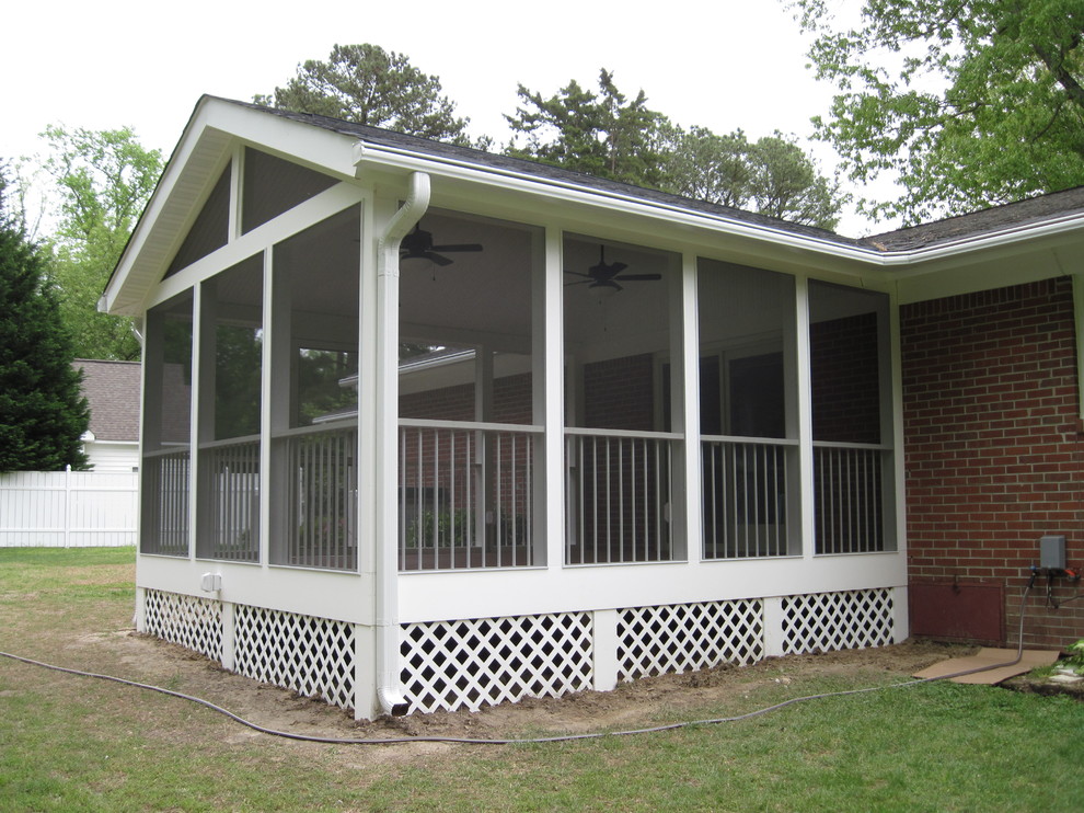 Ispirazione per una veranda contemporanea di medie dimensioni con pavimento in legno massello medio, nessun camino e soffitto classico
