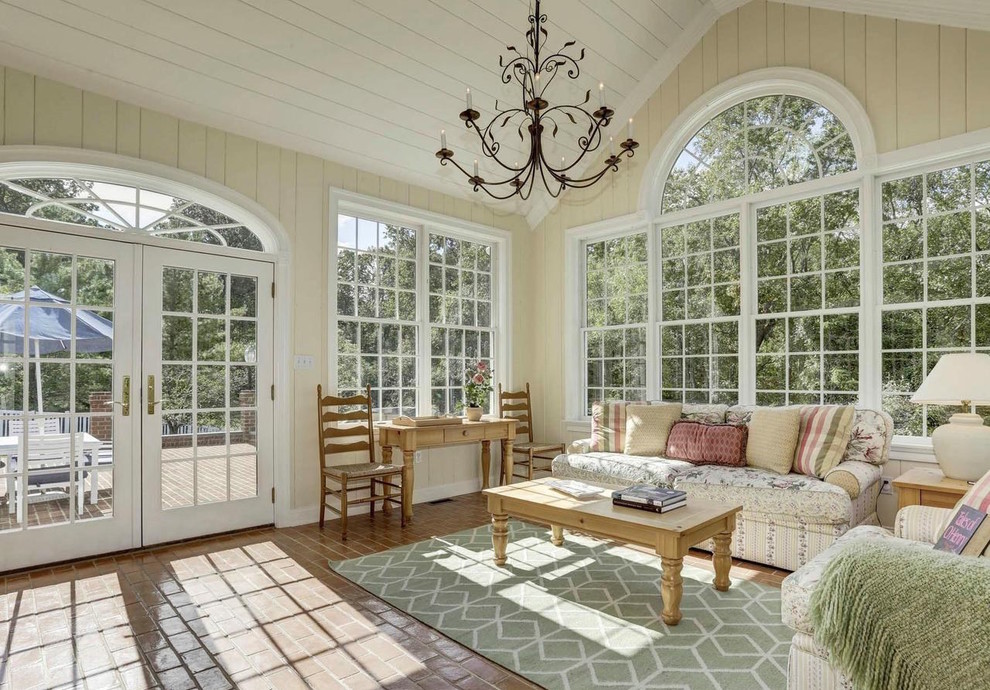 Esempio di una grande veranda classica con pavimento in mattoni, nessun camino, soffitto classico e pavimento marrone
