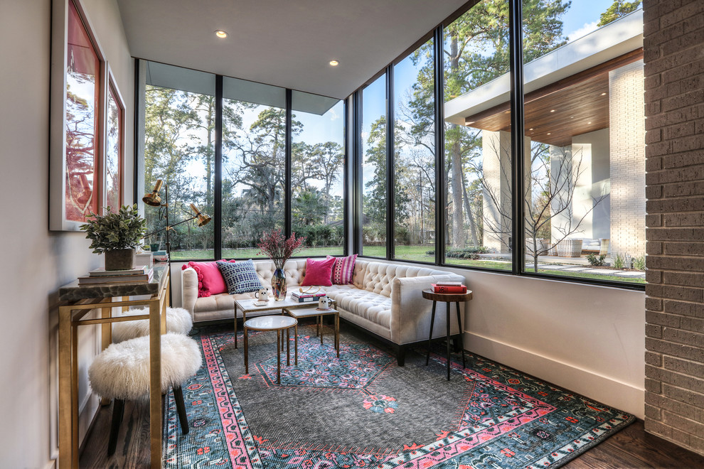 Ispirazione per una veranda contemporanea con pavimento marrone, parquet scuro e soffitto classico